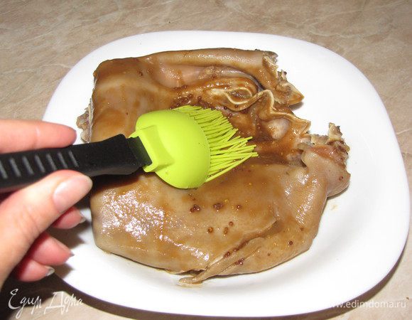 При помощи кулинарной кисти хорошо смазать уши со всех сторон.