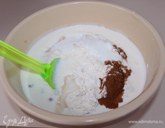 Добавьте кефир и перемешайте.