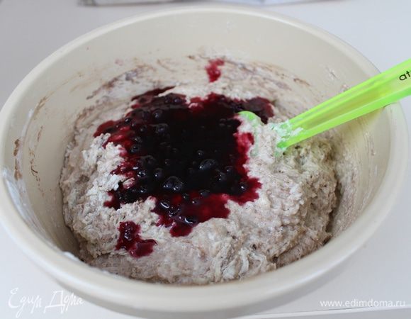 Затем необходимо добавить брусничное варенье и снова перемешать до однородности.