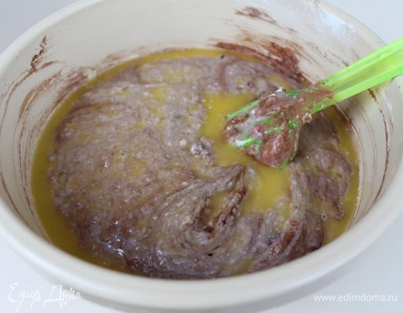 В последнюю очередь добавляем растопленное и охлаждённое сливочное масло, быстро перемешиваем.