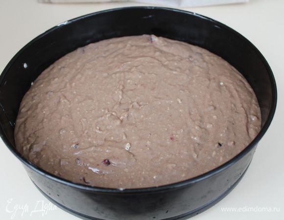 Выливаем в большую смазанную форму 26 см (пусть вас не смущает этот цвет!), ставим в разогретую духовку 200°C. Выпекаем 40-50 минут, готовность проверяем деревянной шпажкой.