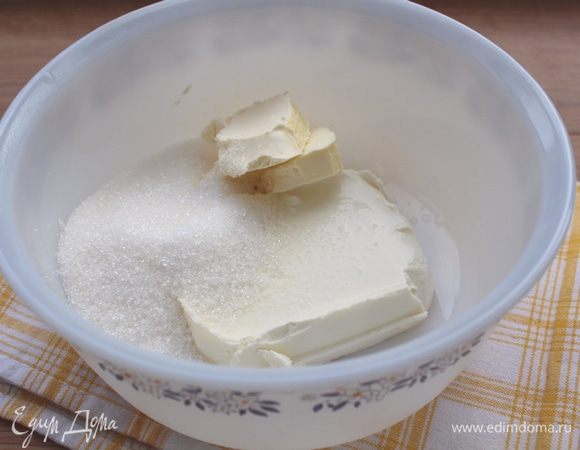 Сахар, сыр и масло взбить.