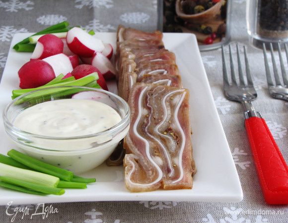 Тонко нарезаем и подаем к столу. Вот такой красивый разрез и потрясающий вкус! Приятного аппетита!