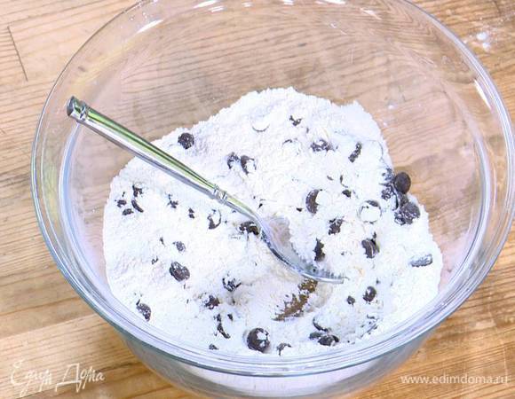 Муку перемешать с крахмалом, шоколадными каплями, разрыхлителем и солью.