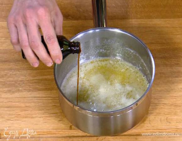 В растопленное сливочное масло влить ванильный экстракт и перемешать.