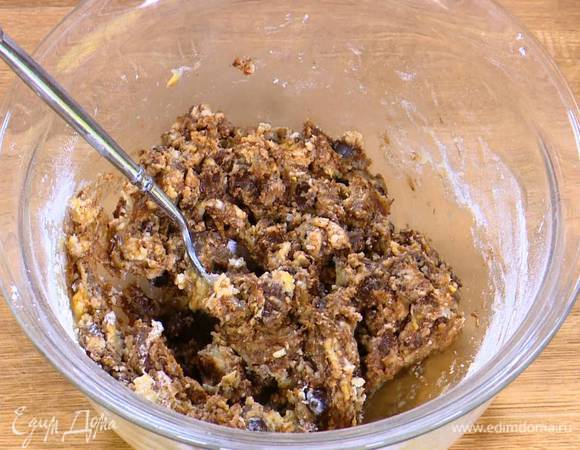 К муке с шоколадом добавить яйцо и, непрерывно перемешивая, тонкой струйкой влить растопленное сливочное масло.