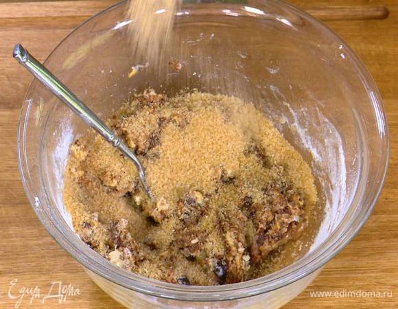 Добавить в тесто коричневый сахар и еще раз вымешать.