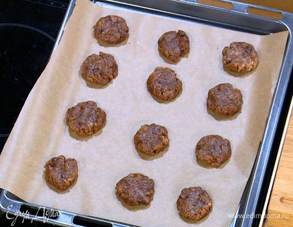 Из теста сформировать небольшие лепешки и выложить на противень на некотором расстоянии друг от друга.