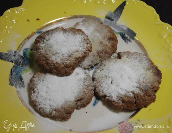 Выпекать печенье в разогретой духовке 7–8 минут. Готовое печенье посыпать сахарной пудрой.