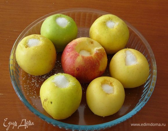 Яблоки вымыть, очистить от кожи и семян, нарезать дольками и потушить с сахаром под крышкой. Сахар регулируйте по своему вкусу. Если яблоки сладкие, то и сахара потребуется минимум. Можно поступить иным способом, как сделала я: запечь яблоки с сахаром в духовке. 