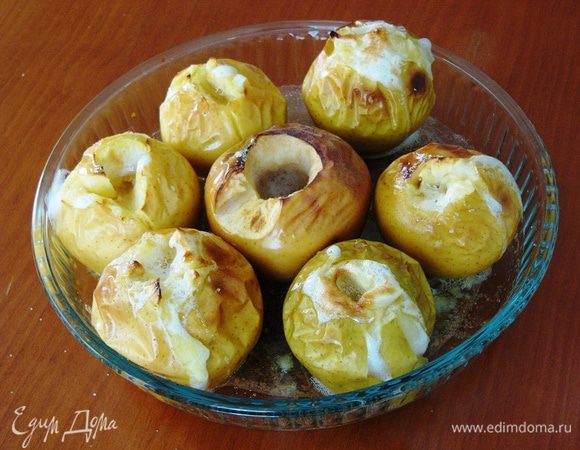 При 200°C мне потребовалось на запекание 30 минут. Опять же, это зависит от яблок. 