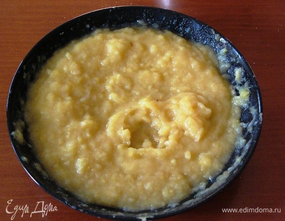 Затем очищаем яблоки от кожи и семян и хорошо разминаем до однородной массы. Можно воспользоваться блендером. 