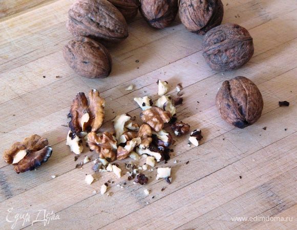 Грецкие орехи очищаем и мелко рубим. 