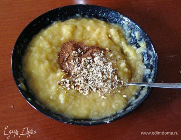 Молотые орехи и корицу смешиваем с яблочным пюре. 