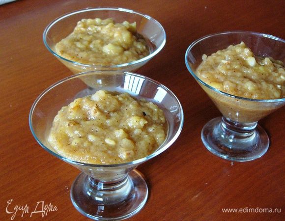 Раскладываем подготовленное яблочное пюре по небольшим стаканчикам или розеткам, заполняя примерно на 2/3. 