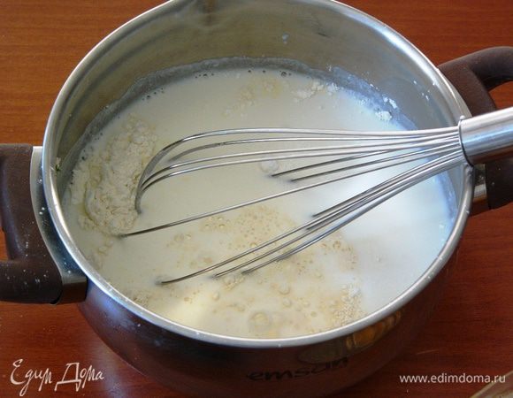 Теперь принимаемся за кисель. Размешиваем в холодном молоке сахар и остальные ингредиенты. Сахар, опять же, регулируйте по вкусу. 