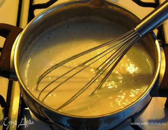 Начинаем подогревать молоко, постоянно помешиваем. Варим до загустения. Помним, что мы варим кисель, поэтому масса не должна густеть, как крем. Кроме того, кисель застынет после остывания. 