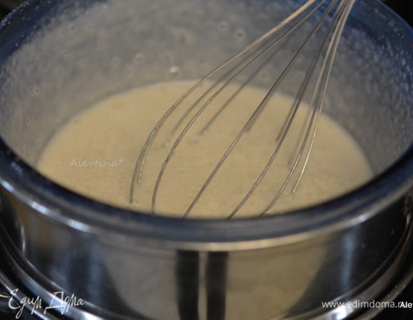 Приготовим водяную баню. Стеклянная посуда должна быть чистой и не соприкасаться с горячей водой. Выложить в нее белки, сахарную пудру. Взбиваем 5-7 минут на скорости, добавляем по желанию винный камень, он стабилизирует белки, дает устойчивость.