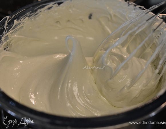 Готовую массу перекладываем в кондитерский мешок.
Разогреваем духовку до 130°C.