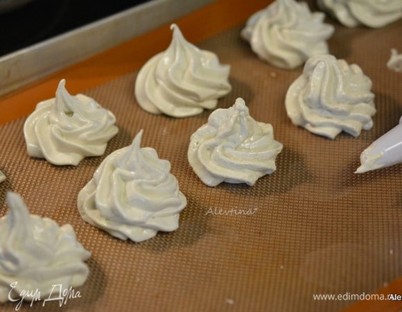 Выдавливаем на приготовленный противень с бумагой для выпечки как вам нравится. На расстоянии друг от друга. Ставим в духовку на 1,5 часа примерно.