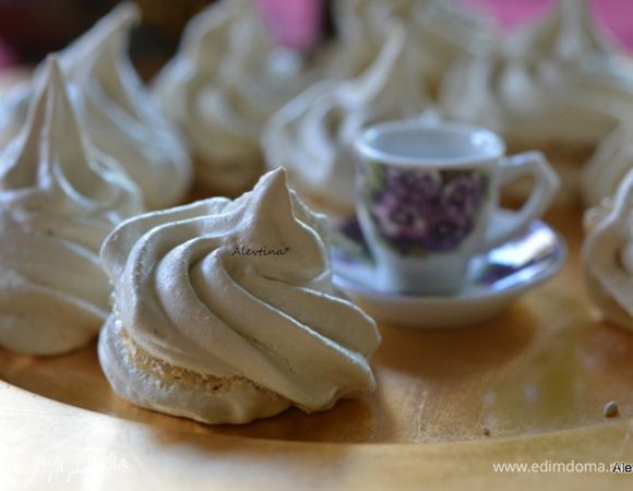 Я пробовала добавить чай матча 1 ст.л., белки при взбивании себя хорошо вели, а вот после запекания — треснули, и чай был крупинками в некоторых местах. Вывод: он там не нужен и не дает желаемого цвета. 
А вам приятного чаепития.