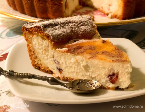 Выпекаем в разогретой духовке при температуре 160-170°С около 40-50 минут. Перед подачей остудить, а лучше если она постоит в прохладе пару-тройку часов. Тогда разрез будет идеальным.