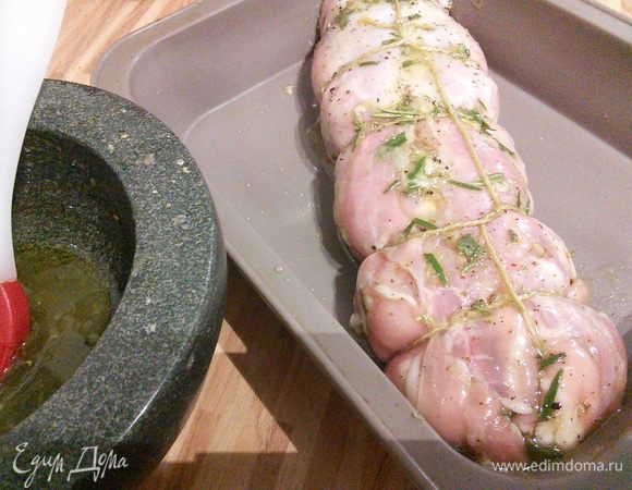 Разогрейте духовку до 180°C. В форму для запекания выложите рулет и кисточкой смажьте весь рулет смесью мёда, воды и оливкового масла. Запекайте рулет в течении 30-40 минут, иногда смазывая его выделившимся соком, до готовности мяса.  