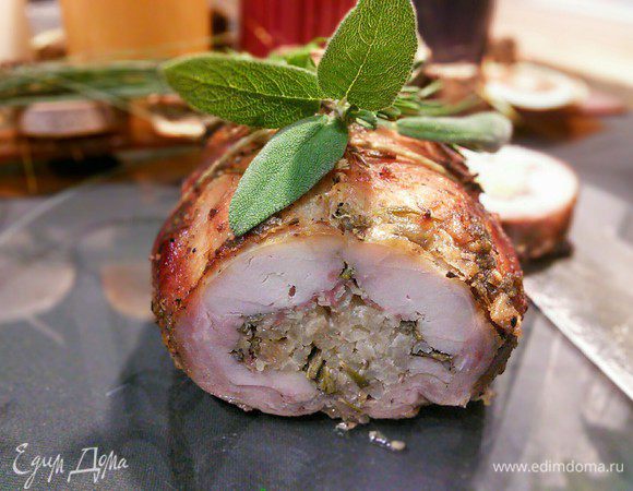 По прошествии этого времени обильно смажьте рулет медовой водой. Увеличьте температуру до 200°C и допекайте ещё 10-15 минут до золотистой корочки. Готовому рулету дайте 15 минут отдохнуть, снимите канатик, нарежьте ломтиками и подавайте. 