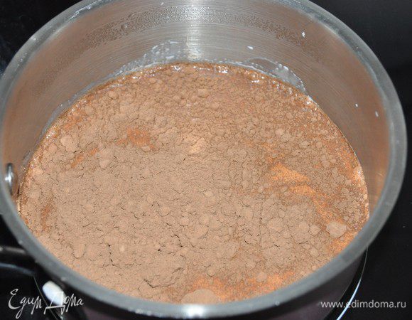 В небольшом сотейнике разогреть сливки 10% жирности почти до кипения. Засыпать какао и хорошо перемешать.