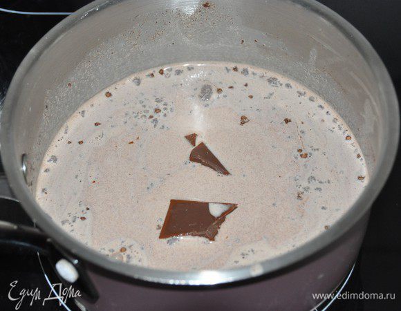 Убавить нагрев на средний уровень.
Всё время помешивая какао, добавить в сотейник кусочки шоколада.
