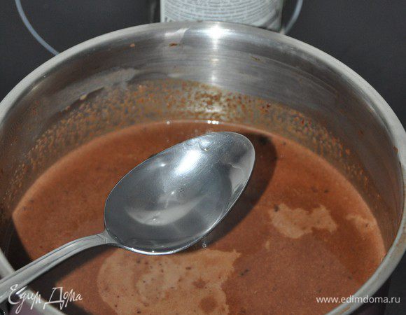 Расплавить шоколад, хорошо перемешивая напиток до однородности.
Снять сотейник с плиты. Добавить сахар.
Налить ром. Перемешать.