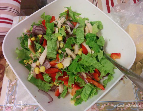 Куриную грудку нарезать на пластины, затем соломкой наискосок, с болгарским перцем (он должен быть не большой) поступить так же. Листья салата разрезать пополам, и нарезать широкими полосами, укроп мелко порубить. Лук сладкий (у нас в Крыму он называется — ялтинский) полукольцами нашинковать, с кукурузы слить сок, все ингредиенты соединить в миске. 