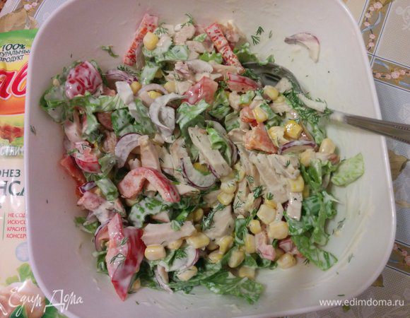 Заправить салат майонезом, добавить свежемолотый чёрный перец, соль я не добавляла, перемешать.