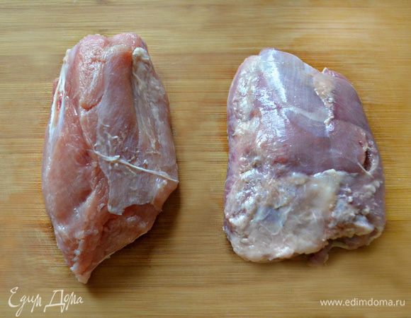 Подготовить мясо индейки, помыть, обсушить бумажным полотенцем.