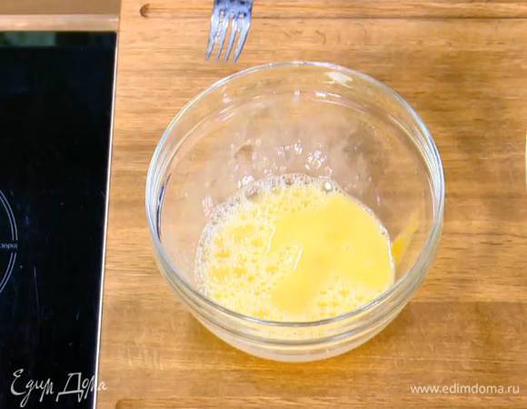 Яйцо размешать с 2 ст. ложками воды.