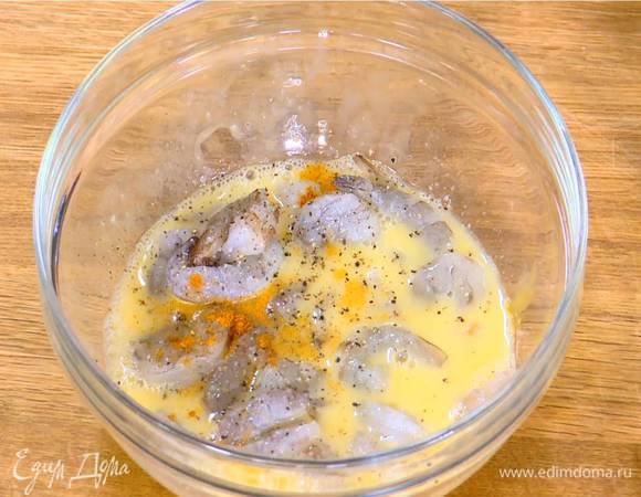 Креветки опустить в яйцо, посолить, поперчить, посыпать кайенским перцем и все перемешать.