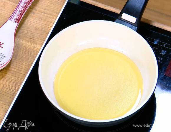 Разогреть в сковороде оливковое масло.