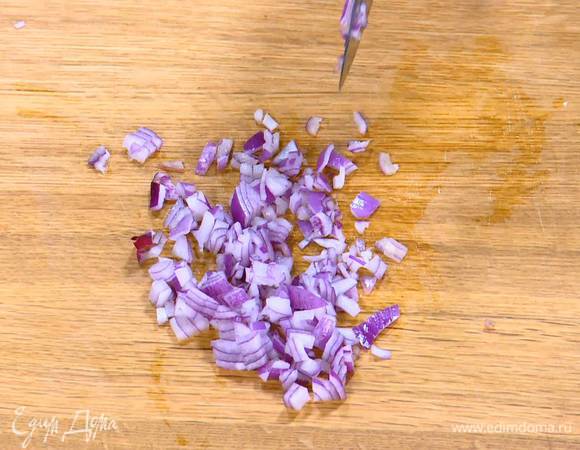 Красный лук почистить и мелко порубить.
