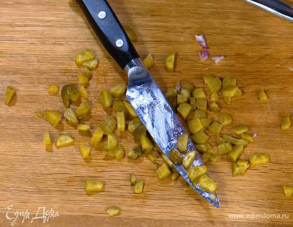Маринованные огурцы мелко нарезать.