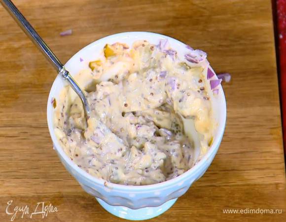 Приготовить заправку: огурцы соединить с порубленным луком, майонезом и горчицей, добавить соус чили, лимонный сок, все посолить и перемешать.