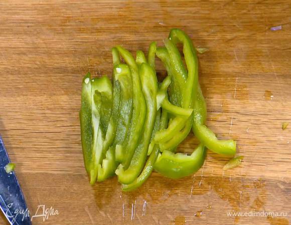 Сладкий перец, удалив семена, нарезать длинной соломкой.