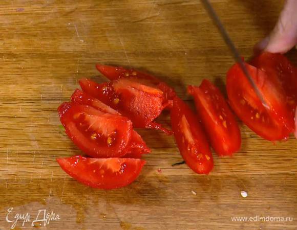 Помидор нарезать небольшими кусочками.