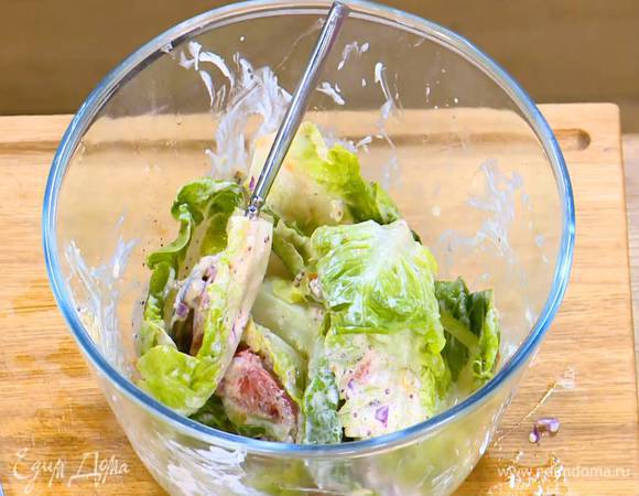 В глубокой посуде соединить сладкий перец, помидор, листья салата, все поперчить, посолить, смазать половиной заправки и перемешать.