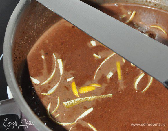 Добавить апельсиновую цедру, молотый чили на кончике ножа и соль.