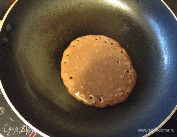 По рецепту нужно смазывать сковородку маслом и жарить, как оладьи, я же жарила на сухой сковородке по принципу панкейков. Жарим по одному, при появлении пузырьков перевернуть.