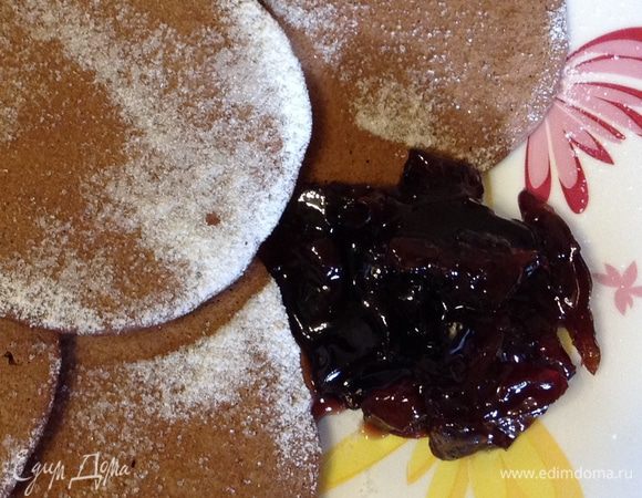 Посыпать сахарной пудрой, подавать с джемом (у меня пряный сливовый с апельсинами и бадьяном).