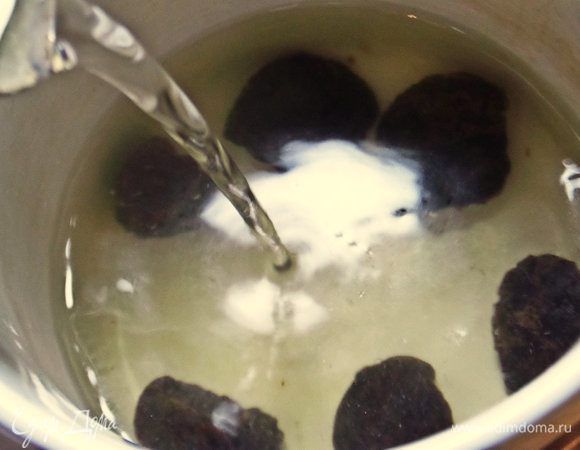 Вначале промываем и замачиваем чернослив стаканом кипятка, накрываем. Можно оставить на несколько часов.