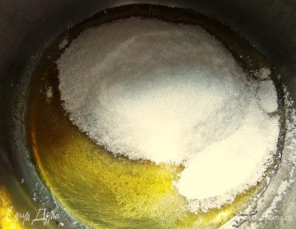 Вот так сахар начинает плавиться, не трогаем пока его!