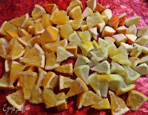 В это время нарезаем чистые фрукты (яблоко у меня маленькое, а если крупное, то тоже половинки хватит). Вместе с корочками!