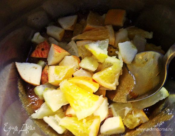Высыпаем фрукты к карамельному сахару.